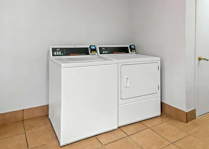 Super 8 By Wyndham Grand Prairie Southwest