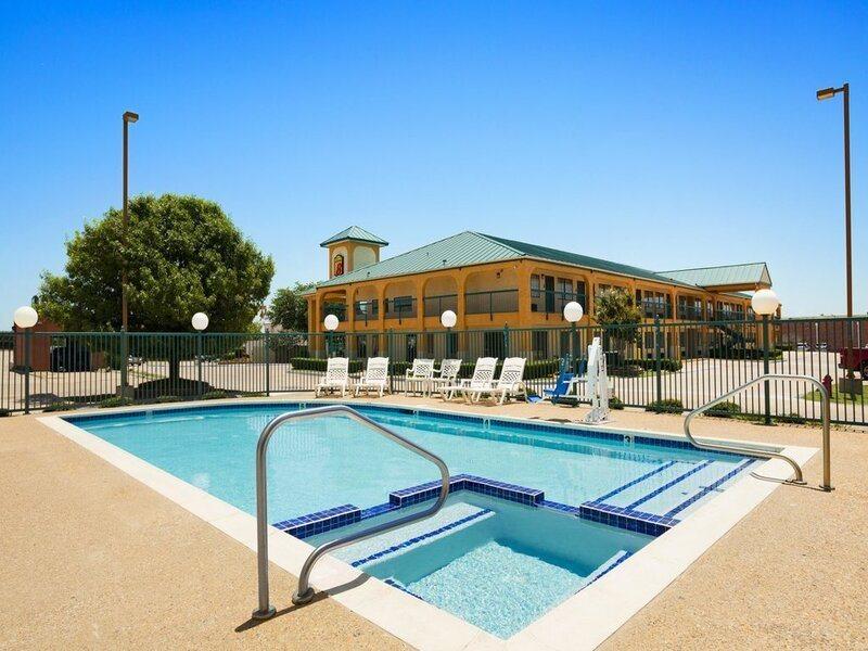 Super 8 By Wyndham Southwest Grand Prairie
