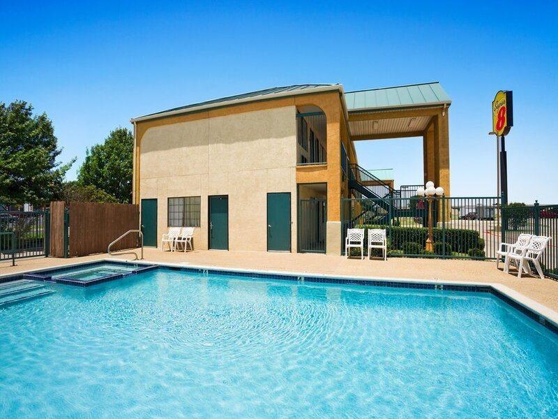 Super 8 By Wyndham Southwest Grand Prairie