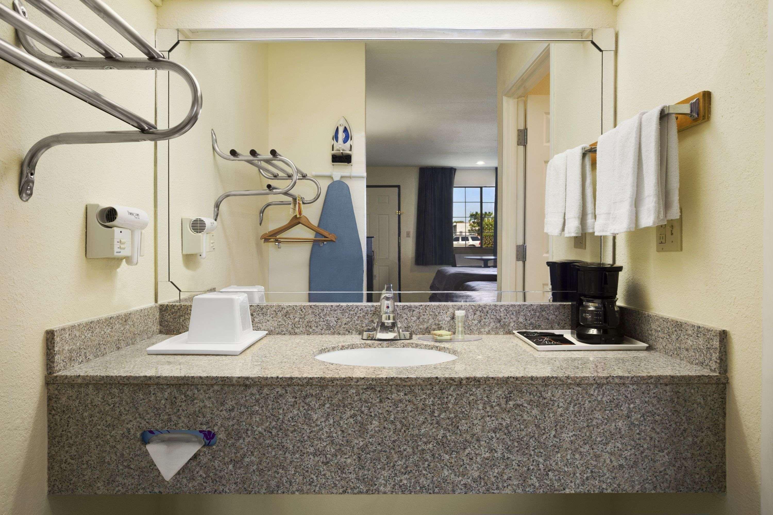 Super 8 By Wyndham Southwest 2*
