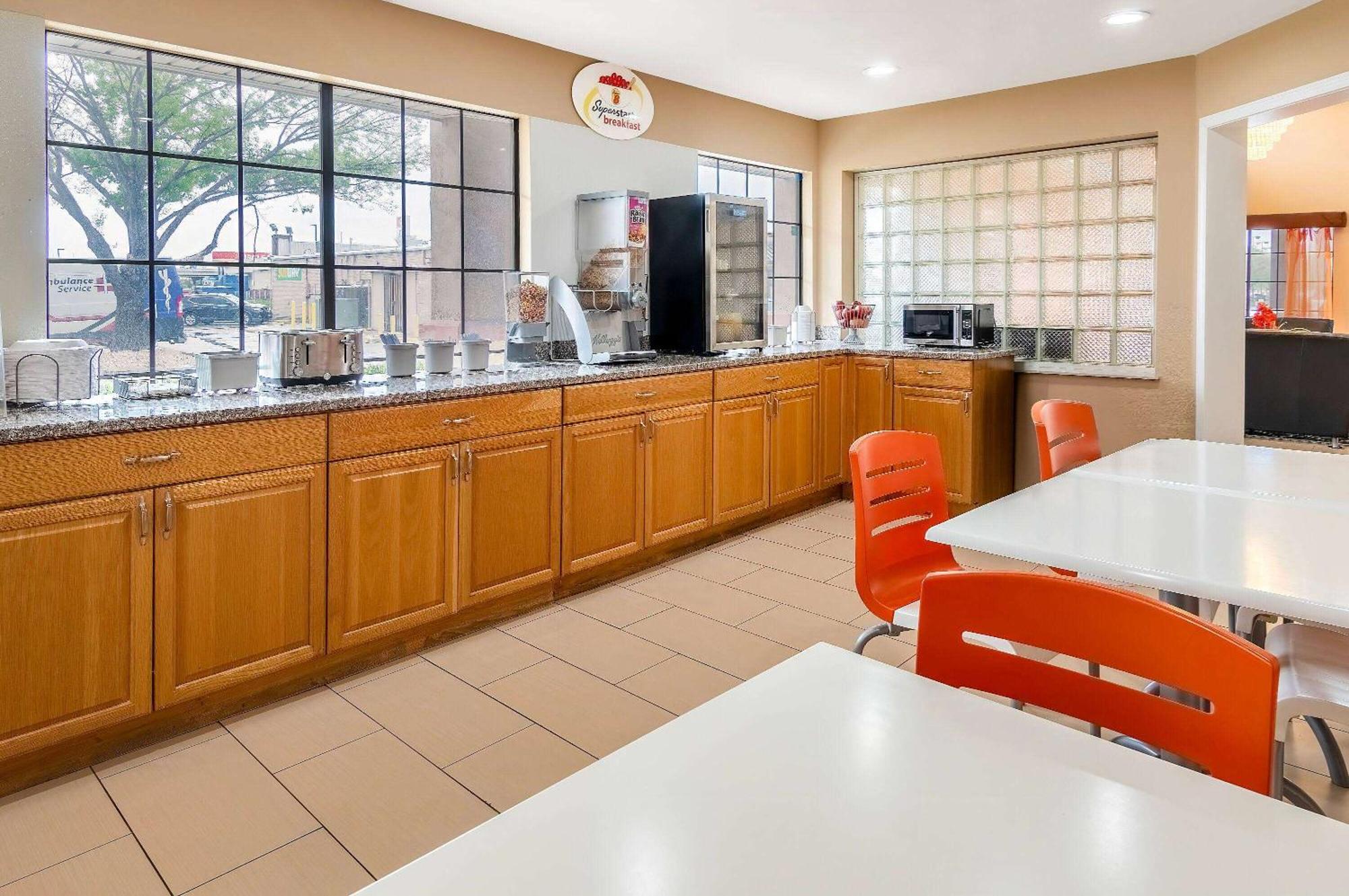 Motel Super 8 By Wyndham Southwest 2*