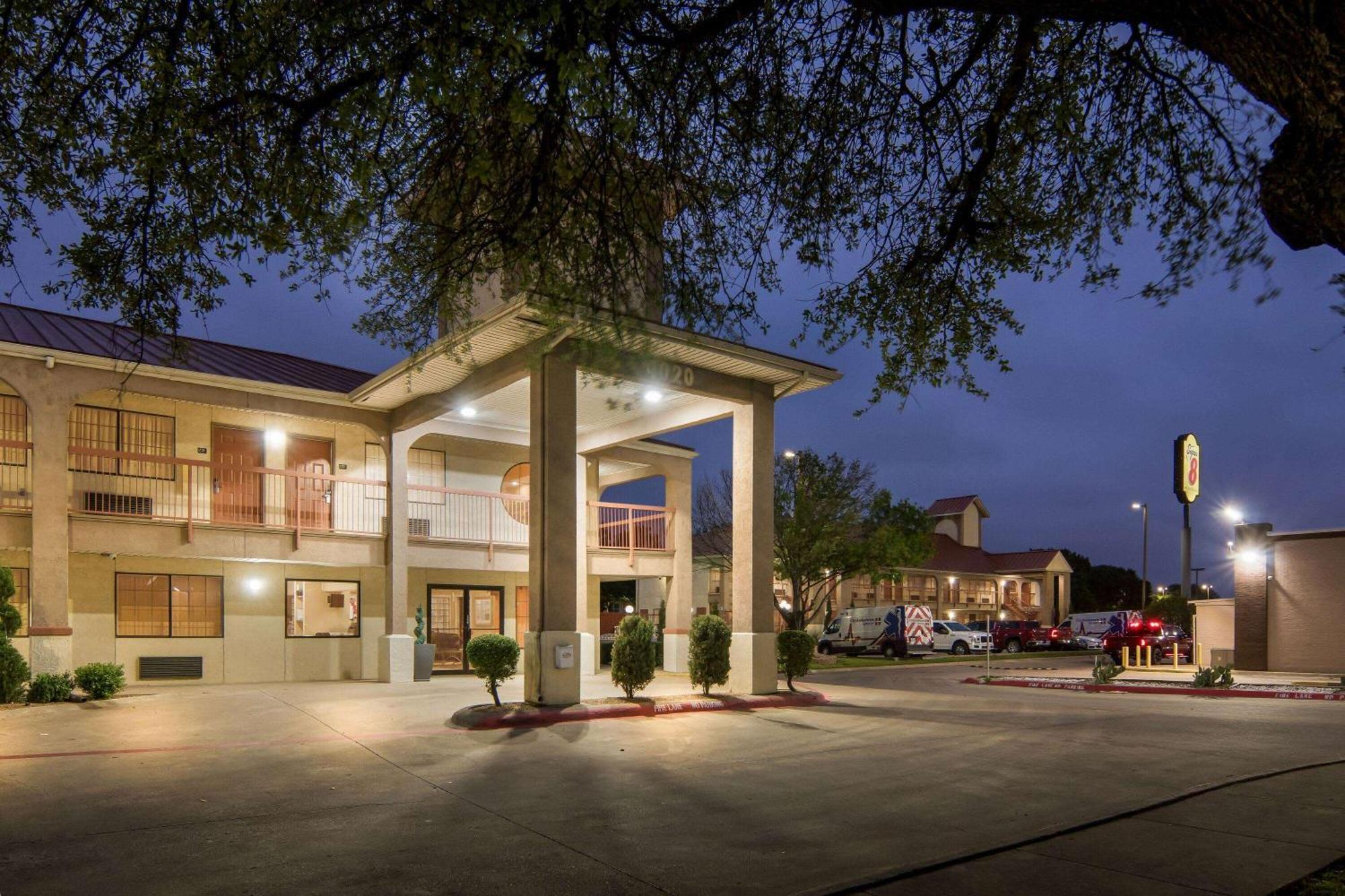 Super 8 By Wyndham Southwest Motel