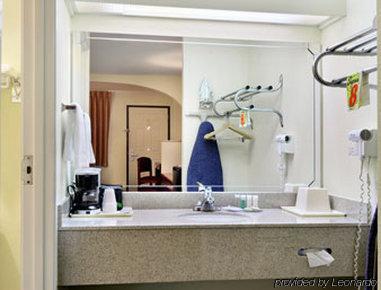 Super 8 By Wyndham Southwest Grand Prairie